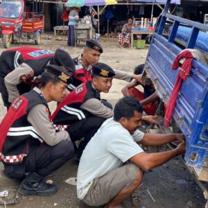 Patroli Rutin, Satsamapta Polres Bima Kabupaten Bantu Pengendara Bajai di Terminal Tente