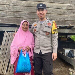 Bhabinkamtibmas Polsek Sanggar, Salurkan Bantuan Sembako Bagi Lansia Yang Hidup Sebatang Kara di Desa Binaannya