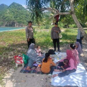 Patroli Wisata Polsek Maluk, Polisi Imbau Pengunjung Tingkatkan Kewaspadaan