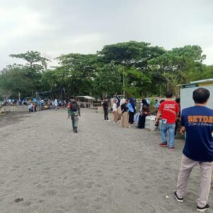 Pantai Loang Baloq Bersolek Sambut Tradisi Lebaran Ketupat