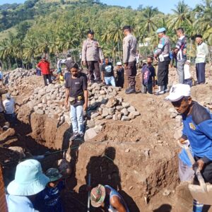 Personel Polsek Ambalawi Gotong Royong Bersama Warga, Peletakan Batu Pertama Masjid Nurul Hikmah Desa Kole