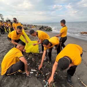 Ditpolairud Polda NTB Bersama Stakeholder Gelar Aksi Bersih Pantai di Loang Baloq