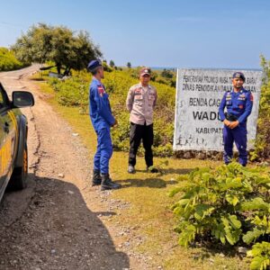 Personel Gabungan Polsek Soromandi dan Satpolairud Polres Bima Kabupaten Pantau Aktivitas Masyarakat di 2 Destinasi Wisata