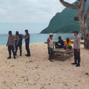 Polsek Monta Siaga di Pantai Rontu, Pastikan Kenyamanan Masyarakat Yang Menikmati Libur Lebaran