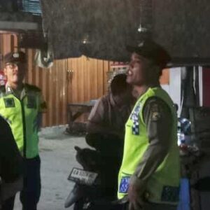 Patroli Dialogis, Polsek Jereweh Ajak Warga Jaga Kondusifitas dan Waspada Hoax