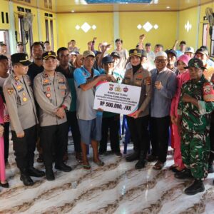 Kapolres Sumbawa Pimpin Penyerahan Bansos dan Tinjau Langsung Lokasi Kebakaran di Desa Kalimango