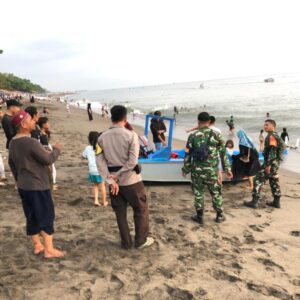 Aparat Bersatu Amankan Wisata Pantai Montong Buwuh