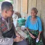 Ikhlas Membantu, Bhabinkamtibmas Polsek Woha Salurkan Bantuan Sembako Bagi Lansia di Desa Binaannya