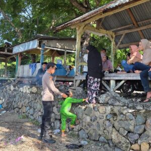“Hadir Mengayomi” Polres Bima Kabupaten Menggelar Patroli dan Pengamanan Wisata di Pantai Kalaki