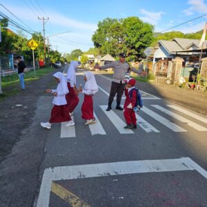 **Personel Polsek Sekongkang Sigap Amankan Hari Pertama Sekolah Pasca Lebaran 1447 H**