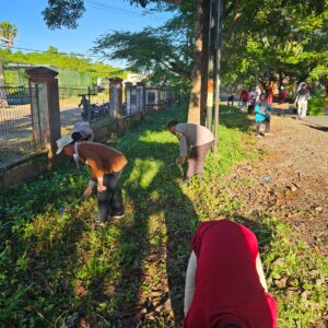 Dukung STBM di Wilayah Hukum, Polsek Sekongkang Ikut Gotong Royong bersama Forkipimcam