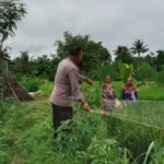 Bhabinkamtibmas Bagik Polak Barat Motivasi Petani di Dusun Jogot