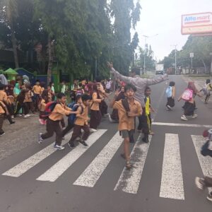 Personel Polsek Suela Atur Lalu Lintas di Depan SDN 02 Suela, Bantu Pelajar Menyeberang