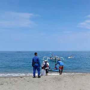 Wisata Senggigi Dijaga Ketat, Polisi Ingatkan Orang Tua Awasi Anak di Bibir Pantai