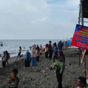 Lautan Manusia Padati Pantai Cemare, Polisi Siaga Ketat Amankan Tradisi Lebaran Topat di Lombok Barat