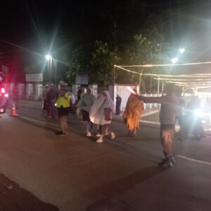 Personel Polsek Masbagik Lakukan Pengamanan Sholat Tarawih di Masjid At-Taqwa Bilasundung