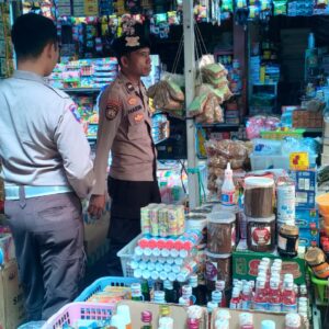 Polsek Kopang Laksanakan Patroli Dialogis di Pasar Jelojok, Jaga Keamanan dan Pantau Harga Sembako