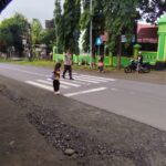 Anggota Piket Jaga Polsek Suela Laksanakan Rawan Pagi/Strong Point di Depan SDN 2 Suela