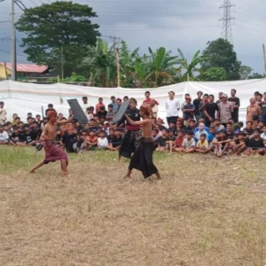 Melestarikan Tradisi Sasak, Polsek Labuapi Pastikan Keamanan Tarung Pepadu Peresean 2026 di Desa Telagawaru