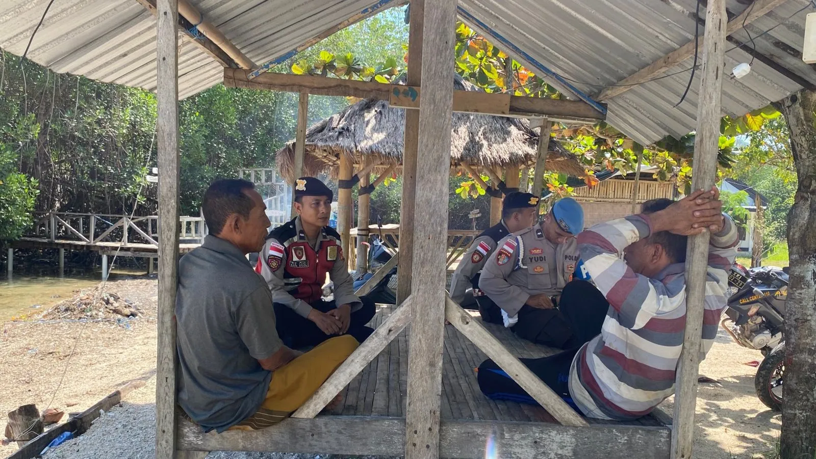 Tingkatkan Keamanan Kawasan Wisata, Polsek Sekotong Intensifkan Patroli KRYD di Pantai Gunung Ketapang