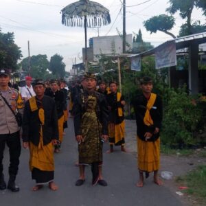 Bhabinkamtibmas Kawal Adat Nyongkolan di Terara, Pastikan Lalu Lintas Tetap Lancar