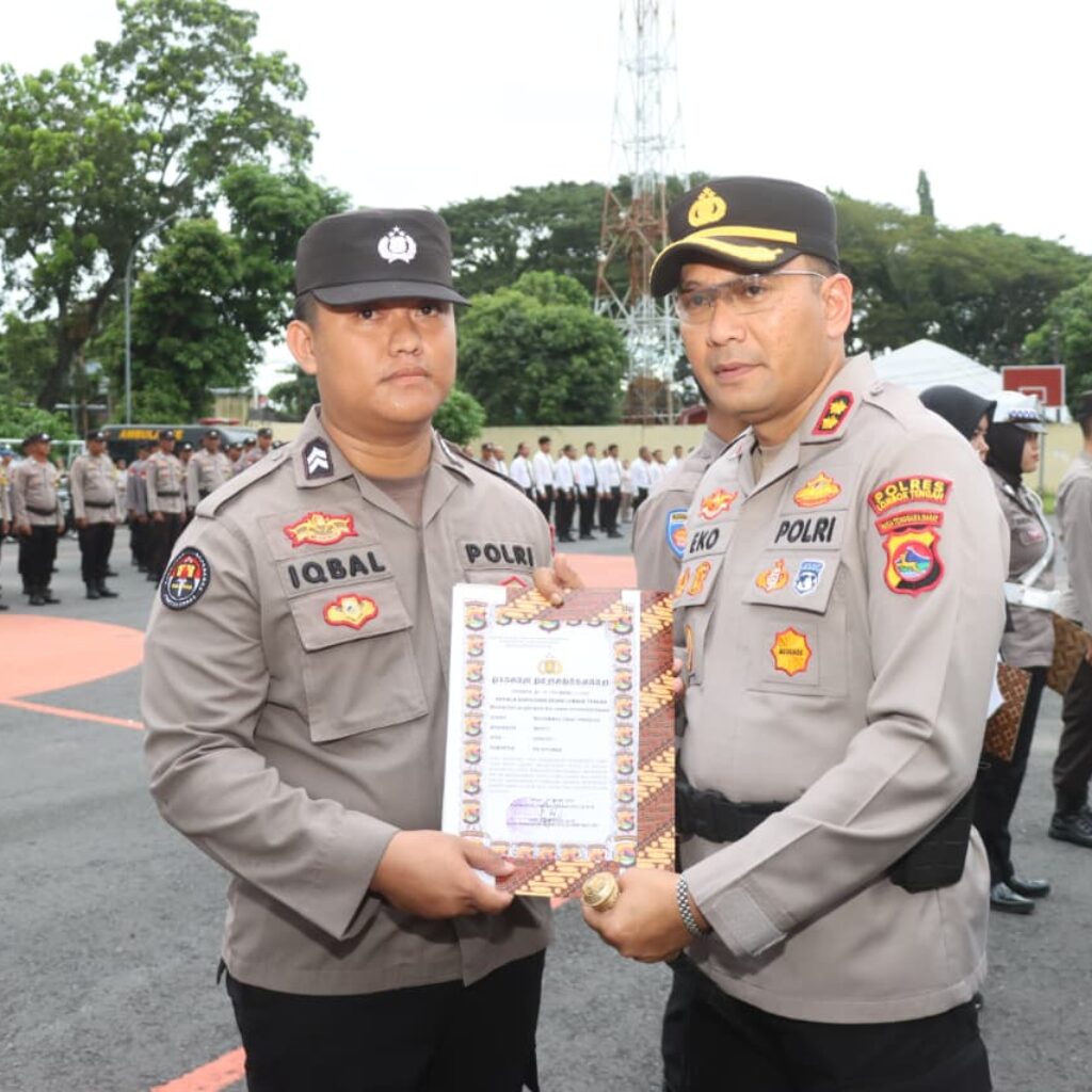 Kapolres Loteng Berikan Penghargaan kepada Personel Berprestasi. ‎