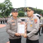 Kapolres Loteng Berikan Penghargaan kepada Personel Berprestasi. ‎