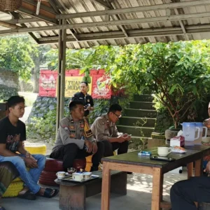 Polsek Batulayar Perkuat Sinergitas Lewat Jumat Curhat di Desa Bengkaung demi Kamtibmas Kondusif