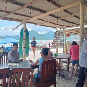 Polsek Praya Barat Intensifkan Patroli Siang di Kawasan Wisata Pantai Selong Belanak