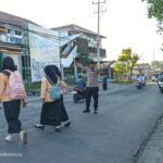 Personel Polsek Sukamulia Lakukan  Pengaturan Lalu Lintas Di Depan Smkn 2 Selong