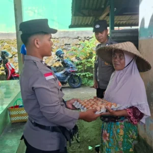 Wujud Kepedulian Polri, Polsek Sekotong Salurkan Bantuan Nutrisi Mantap bagi Warga Desa Sekotong Tengah
