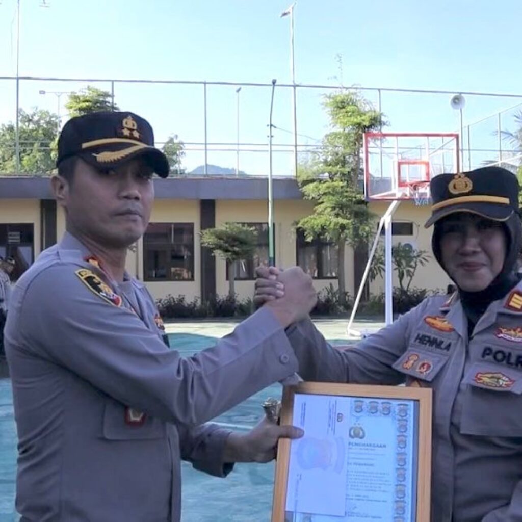 Kapolres Lombok Utara Pimpin Apel Pagi dan Berikan Penghargaan kepada Personel Berprestasi