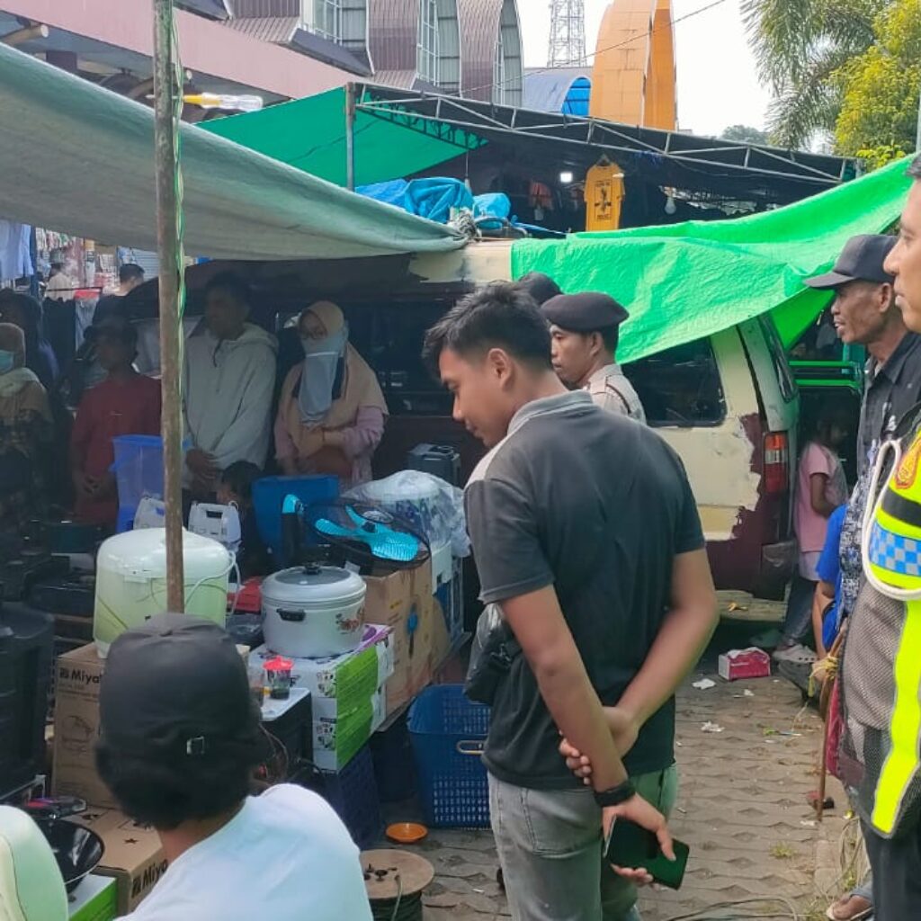 Polsek Kopang Laksanakan Patroli dan Pengaturan Lalu Lintas di Pasar Jelojok