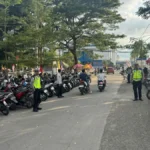 Tradisi Presean Padati Taman Kota, Satlantas Polres Lombok Barat Pastikan Jalur Tetap Lancar