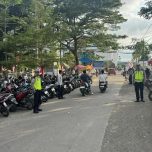 Tradisi Presean Padati Taman Kota, Satlantas Polres Lombok Barat Pastikan Jalur Tetap Lancar