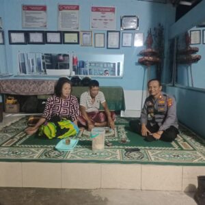 Kapolsek Jonggat Intensifkan Silaturahmi Malam, Sampaikan Himbauan Kamtibmas kepada Warga