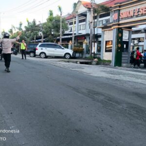 Wujud Pelayanan kepada Masyarakat Personel Polsek Sukamulia Lakukan Pengaturan Lalu Lintas