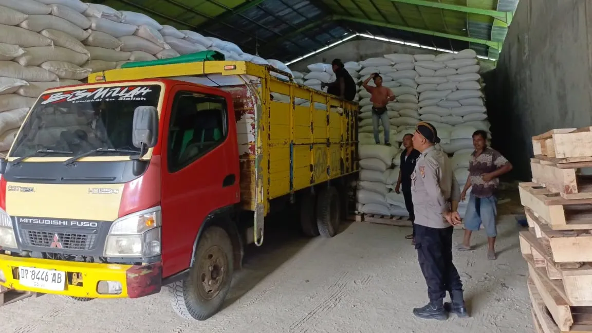 Optimalisasi Serapan Jagung, Polsek Lembar Dampingi Petani Distribusikan Hasil Panen ke Bulog