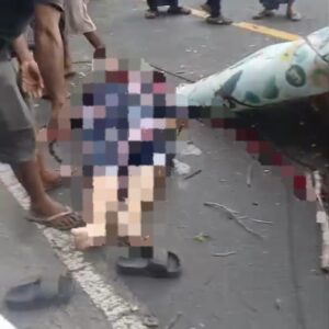 Polres Loteng Datangi TKP Pengendara Pengendara Tertimpa Pohon di Praya Tengah. ‎