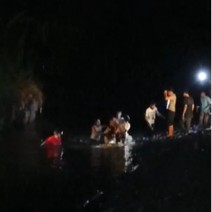 Personel Polsek Sakra Timur Lakukan Olah TKP Penemuan Bocah Tenggelam di Waduk Surabaya