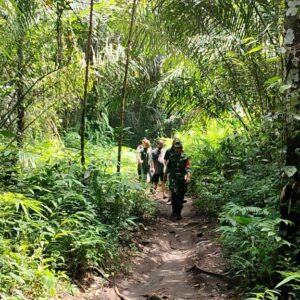 Menyusuri Hutan, Babinsa Perkenalkan Surga Tersembunyi Ampan Tepong