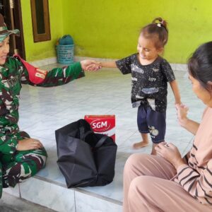 Kepedulian Babinsa Bantu Balita Stunting di Karang Bayan