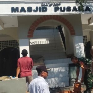 Gotong Royong Babinsa dan Warga Perbaiki Masjid Pusaka
