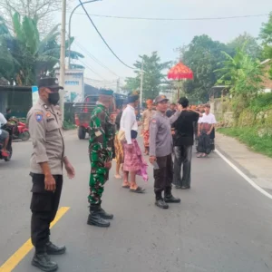 Jaga Keamanan Tradisi, Personel Polsek Lembar Amankan Prosesi Nyongkolan di Jalur Lintas Kabupaten