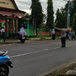 Personel Polsek Sambelia Laksanakan Pengaturan Lalu Lintas Pagi di Depan SMPN 1 Sambelia