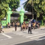 Personel Polsek Suela Laksanakan Pengaturan Lalu Lintas di Depan SDN 2 Suela