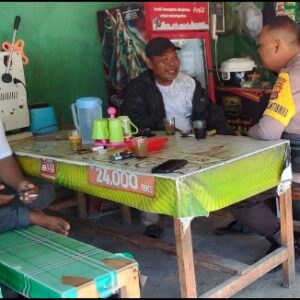 Bhabinkamtibmas Desa Suela Laksanakan Sambang dan Silaturahmi, Ajak Warga Jaga Kamtibmas