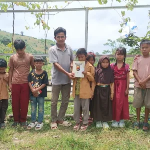 Sentuhan Kasih di Pelosok Sekotong: Kapolres Lombok Barat Kirim Bantuan Spesial untuk Anak Yatim Piatu