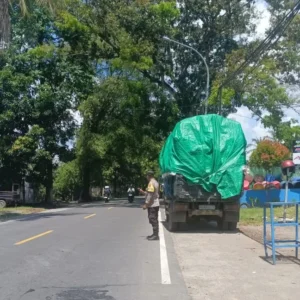 Sinergi Polri dan Bulog, Polsek Lembar Kawal Distribusi Jagung Demi Ketahanan Pangan