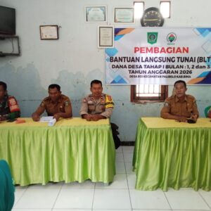 Pastikan Bantuan Tepat Sasaran, Bhabinkamtibmas Polsubsektor Palibelo Kawal Penyaluran BLT di Desa Roi